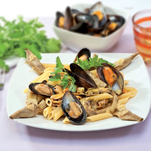 Penne with artichokes and mussels