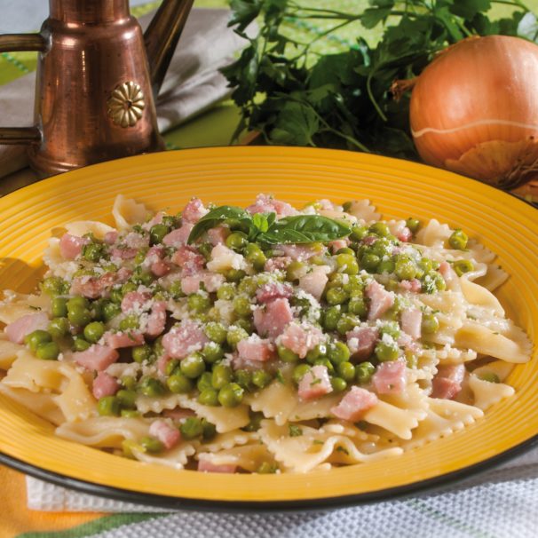 Strichetti with ham and peas